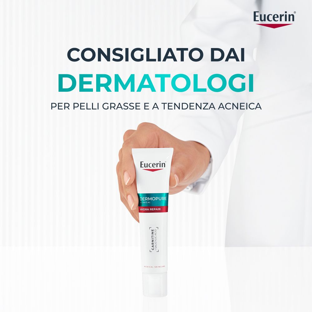 Mano che tiene un tubo. Eucerin Dermopure Hydra Repair. Consigliato dai dermatologi. Logo Eucerin. Bianco, verde, rosso.