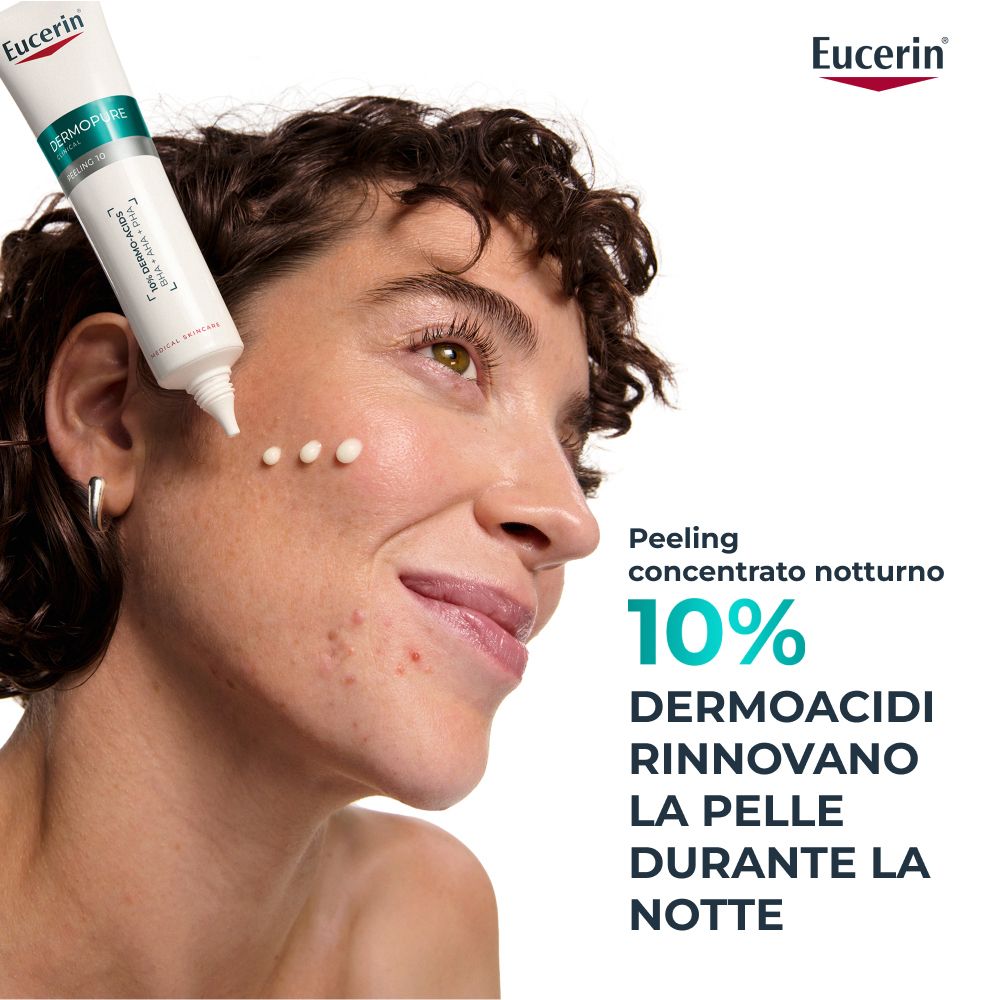 Donna con prodotto sulla pelle. Testo: Peeling concentrato notturno. 10% Dermoacidi rinnovano la pelle durante la notte.