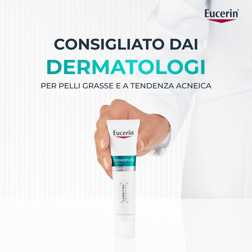 Mano che tiene un tubo. Testo: Consigliato dai dermatologi. Per pelli grasse e a tendenza acneica. Eucerin Dermopure.