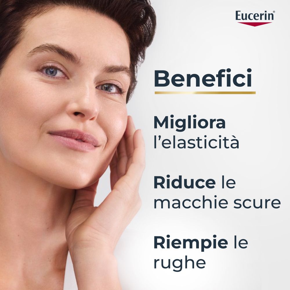 Donna tocca il viso. Testo: Benefici: Migliora l'elasticità, riduce le macchie scure, riempie le rughe. Logo Eucerin.