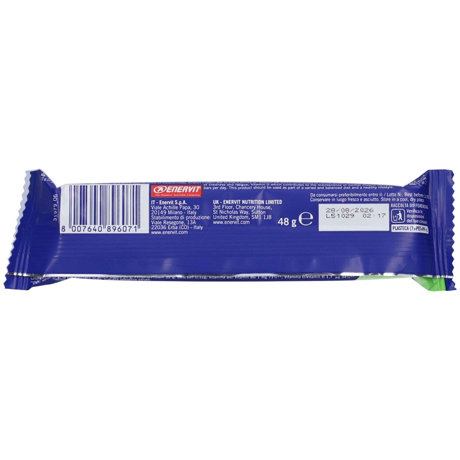 Retro della confezione della barretta proteica. Confezione blu con dettagli bianchi e verdi. Contiene codice a barre, testo e data di scadenza.