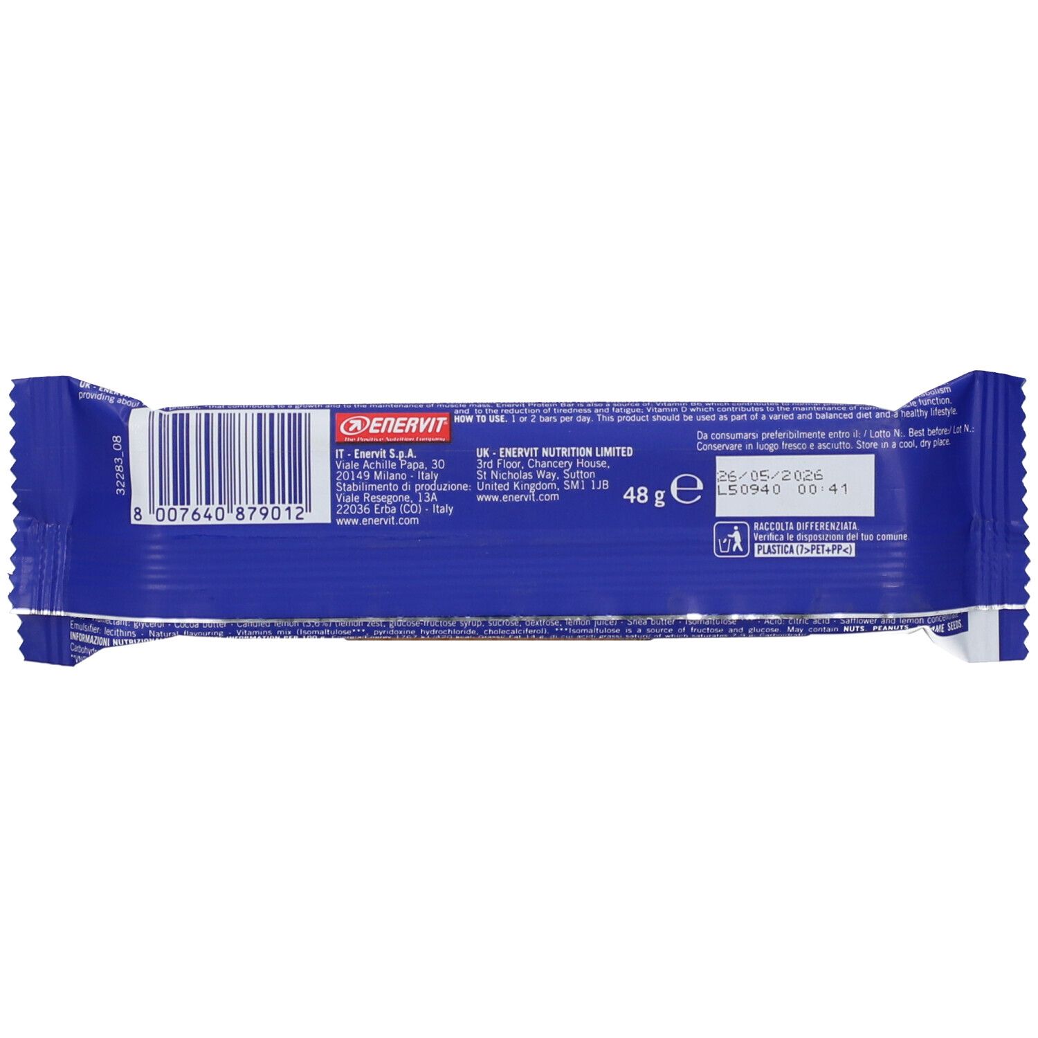 Retro della confezione della barretta proteica. Confezione blu con codice a barre, testo e logo. Peso: 48g. Scadenza.