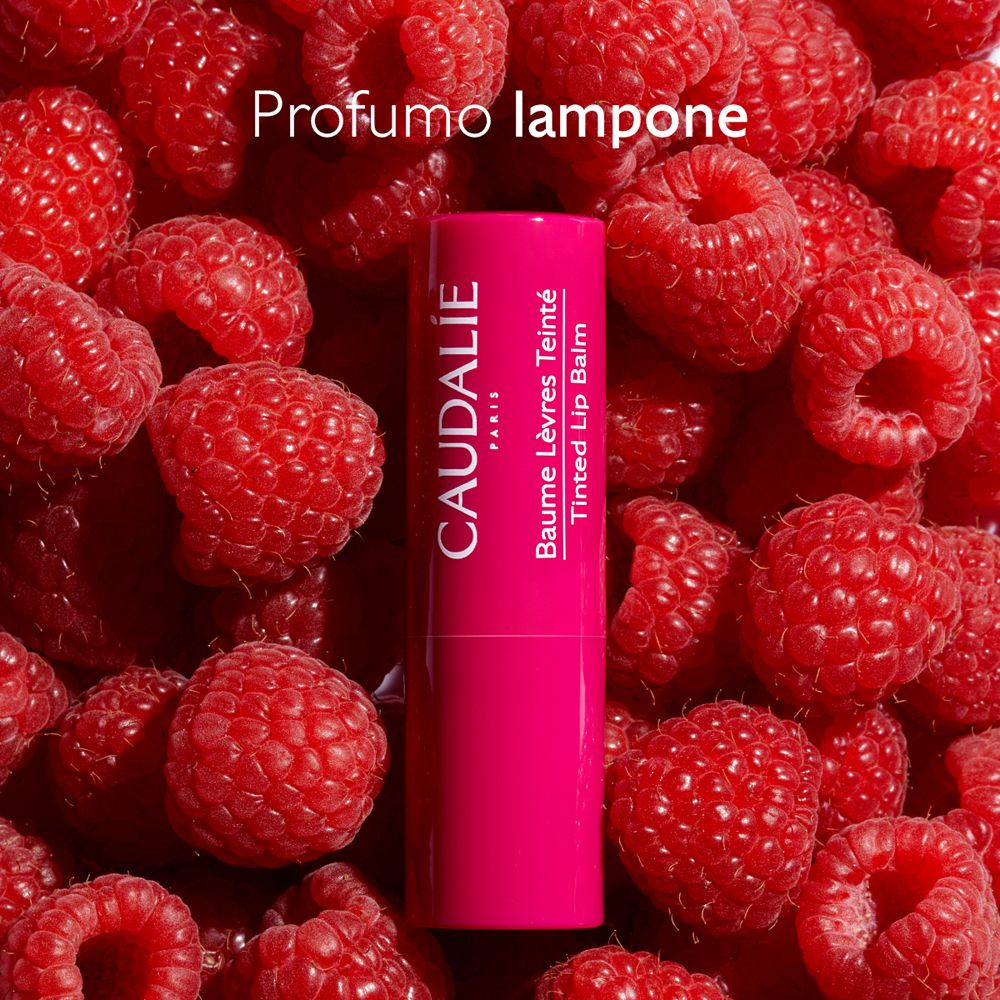 Balsamo labbra su lamponi. Prodotto e logo Caudalie visibili.