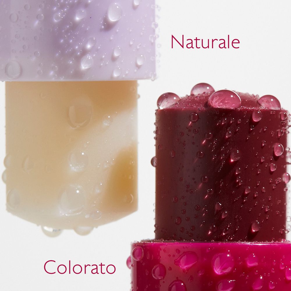 Due stick di balsamo labbra. Uno naturale, uno colorato. Gocce.