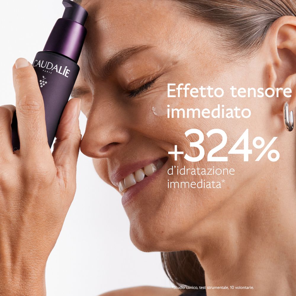 Donna con siero. Testo: +324% idratazione immediata. Siero Caudalie Premier Cru.