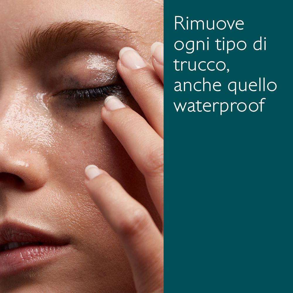 Primo piano di un occhio. Una mano tocca la palpebra. Testo: Rimuove ogni tipo di trucco, anche waterproof.