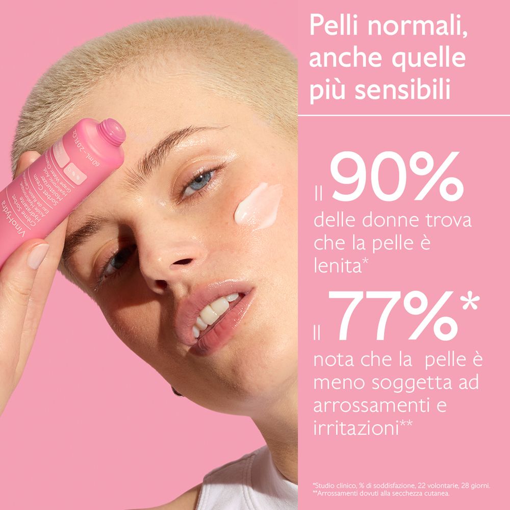 Donna con crema sulla pelle. Testo: Pelli normali, anche quelle più sensibili. 90% lenita. 77% meno arrossamenti.