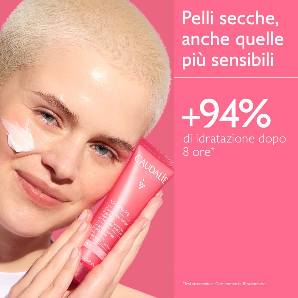 Donna con crema sul viso. Testo: Pelli secche, anche quelle più sensibili. +94% di idratazione dopo 8 ore.