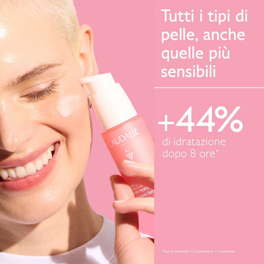 Donna con siero sul viso. Testo: Per tutti i tipi di pelle, anche sensibili. +44% di idratazione dopo 8 ore.