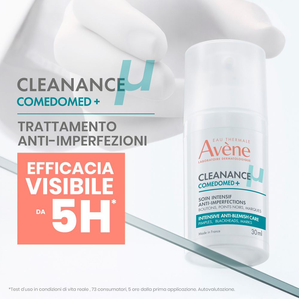Flacone con testo. Testo: Cleanance Comedomed+. Trattamento Anti-Imperfezioni. Efficacia visibile da 5H.