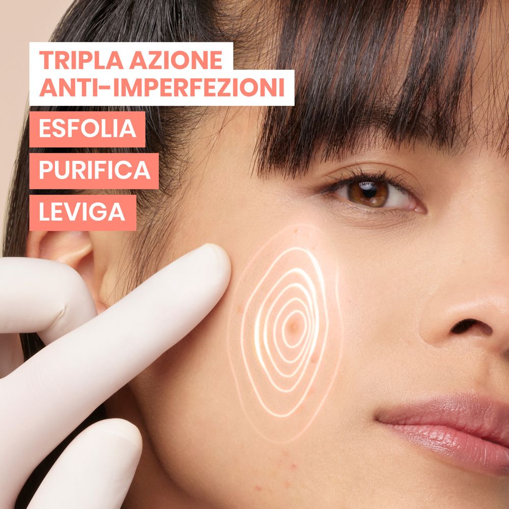 Viso di donna. Testo: Tripla Azione Anti-imperfezioni. Esfolia, Purifica, Leviga. Cerchi disegnati sulla pelle.