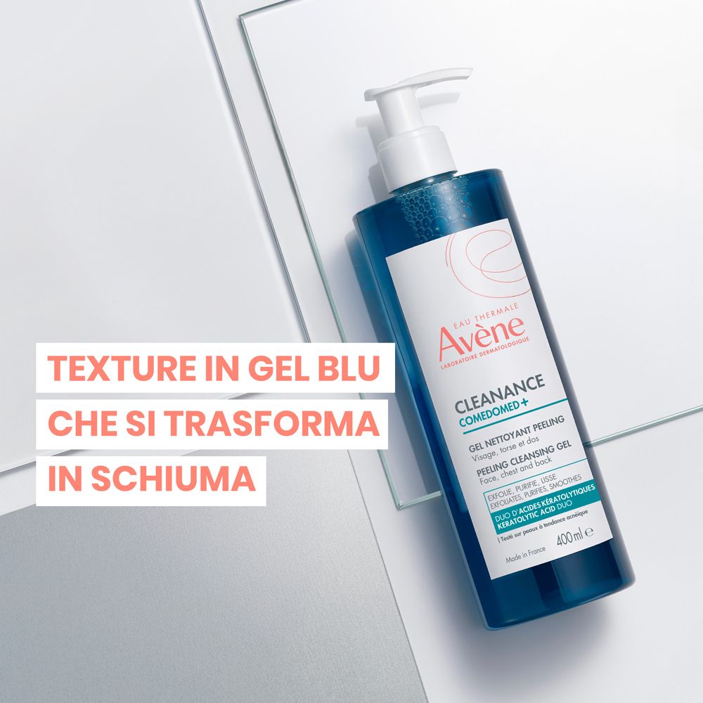 Gel blu in flacone con dosatore. Testo: Texture in gel blu che si trasforma in schiuma. Su sfondo bianco.