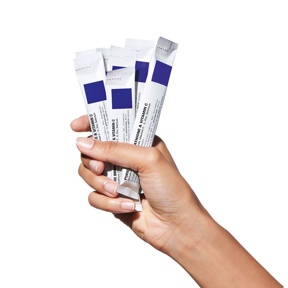 Scatola bianca con cerchio blu. Scritta: 'PURE DRINK GLUTATHIONE & VITAMIN C', 30 stick, FaceD.