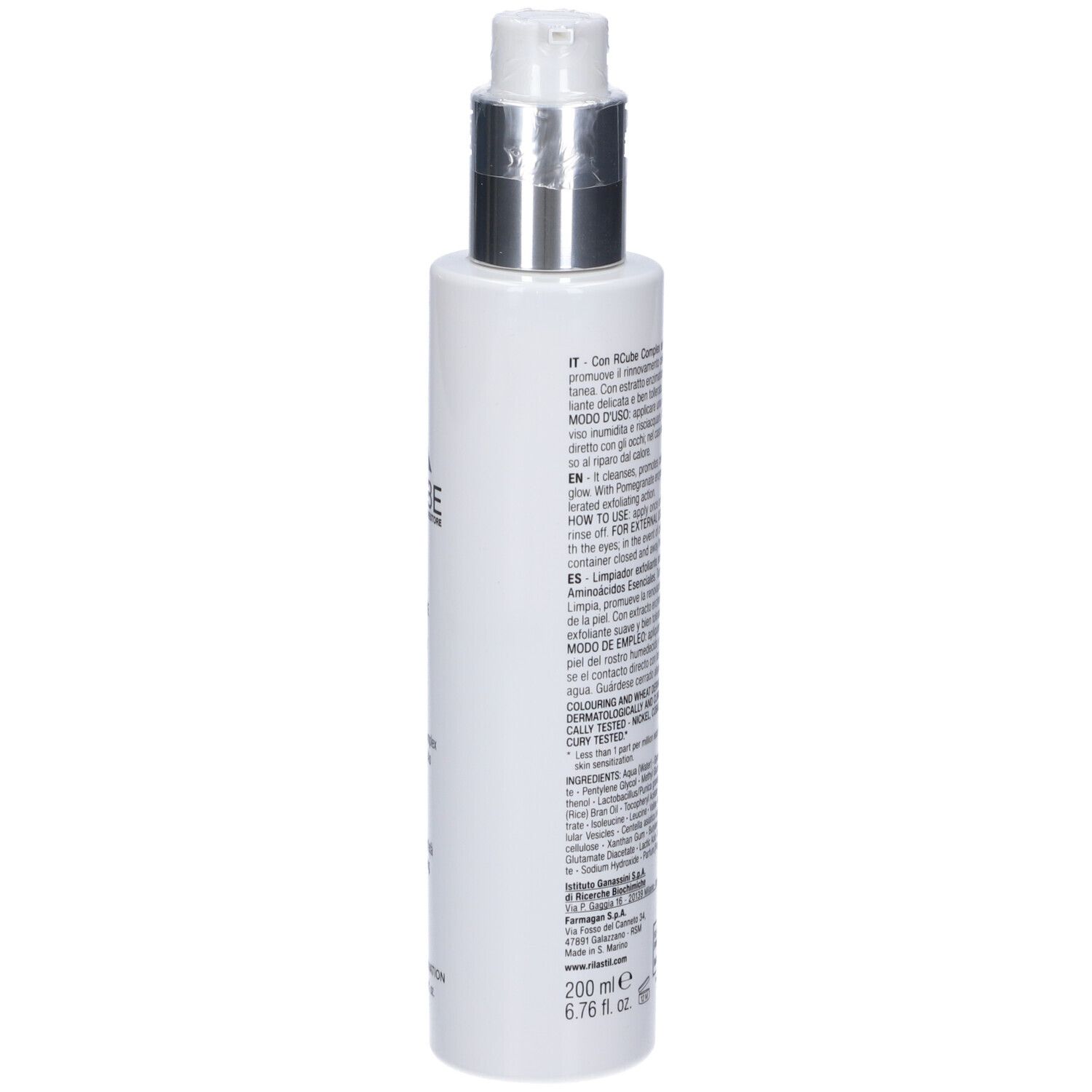 Flacone bianco con dosatore argentato. Scritta: RCUBE, DETERGENTE PEELING ENZIMATICO, ENZYMATIC PEELING CLEANSER. 200 ml.
