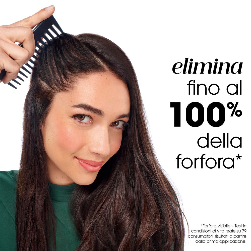 Donna che si pettina i capelli. Testo: Elimina fino al 100% della forfora. Capelli castani.
