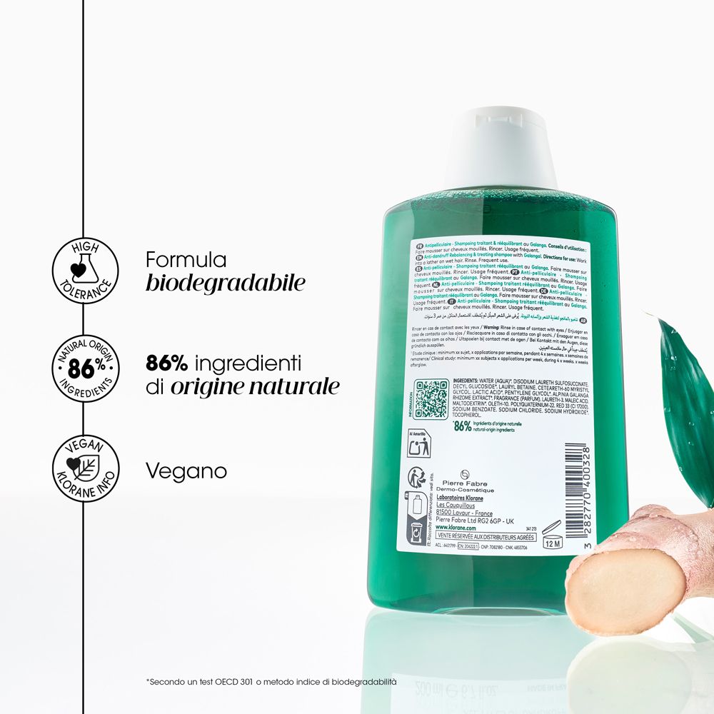 Retro del flacone di shampoo. Testo: Formula biodegradabile. 86% ingredienti di origine naturale. Vegano.