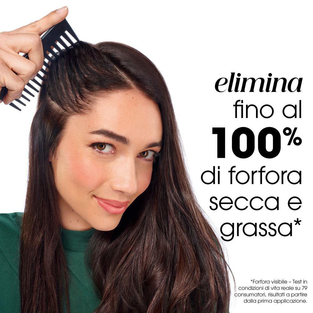 Donna che si pettina i capelli. Testo: Elimina fino al 100% di forfora secca e grassa. Top verde.