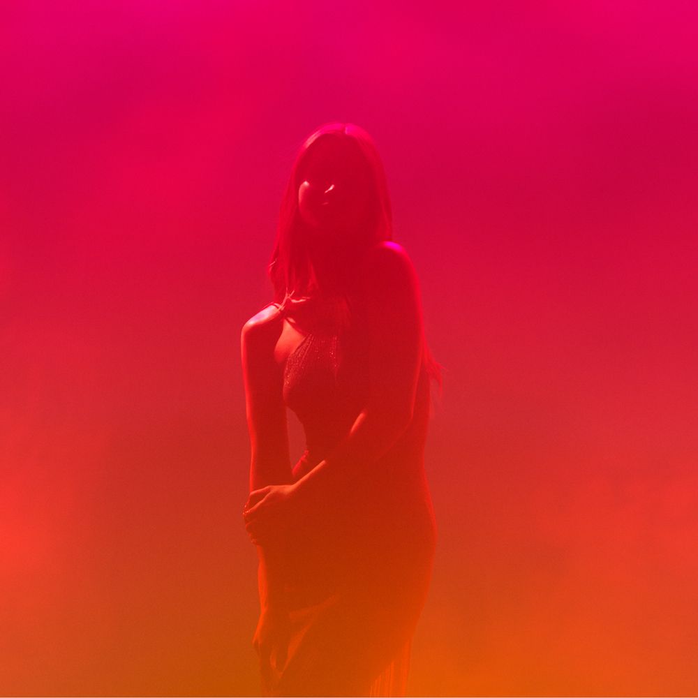 Silhouette di una persona su sfondo rosso e arancione. Nessuna informazione sul prodotto visibile.