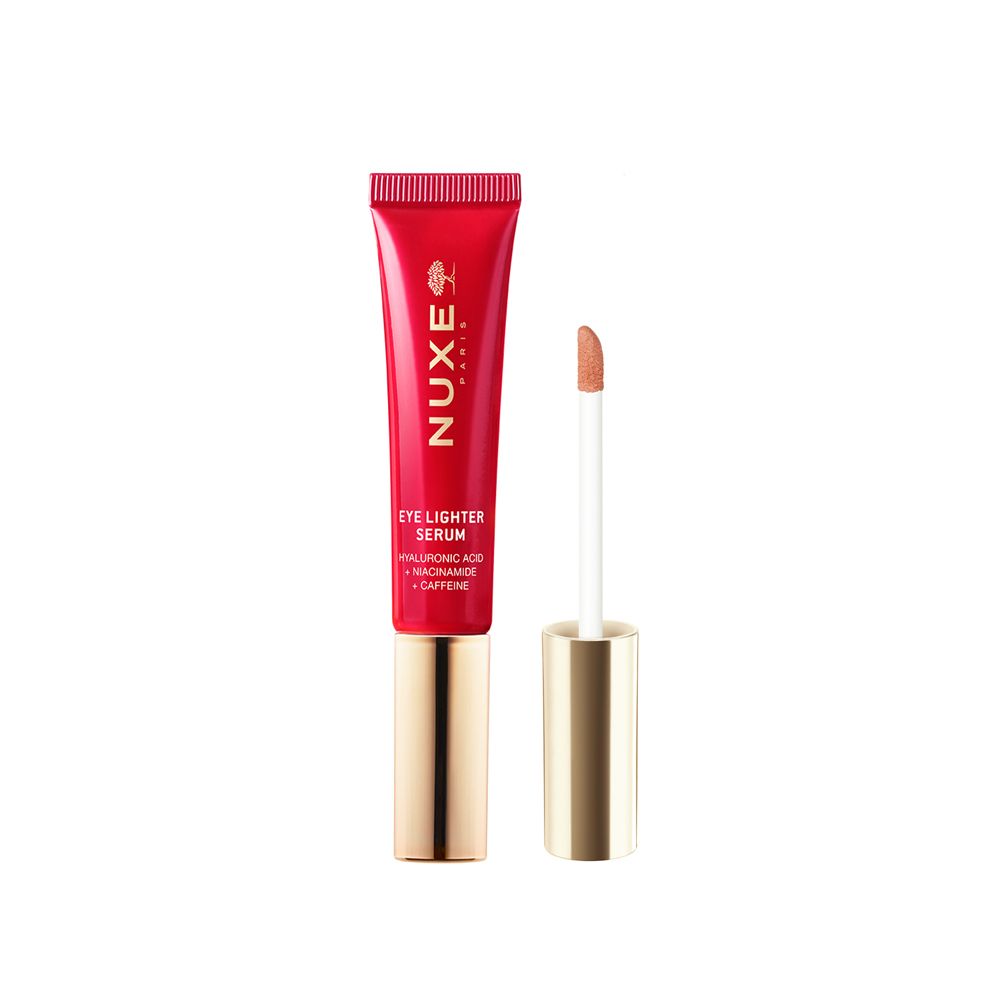 Tubo rosso con applicatore e tappo dorato. Scritta: Nuxe Paris, Eye Lighter Serum. Contiene acido ialuronico, niacinamide, caffeina.