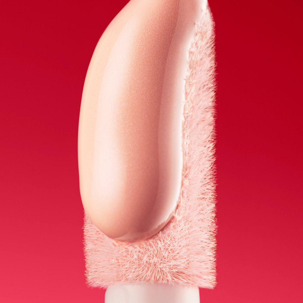 Primo piano di un applicatore con siero. Siero colorato rosa sull'applicatore.