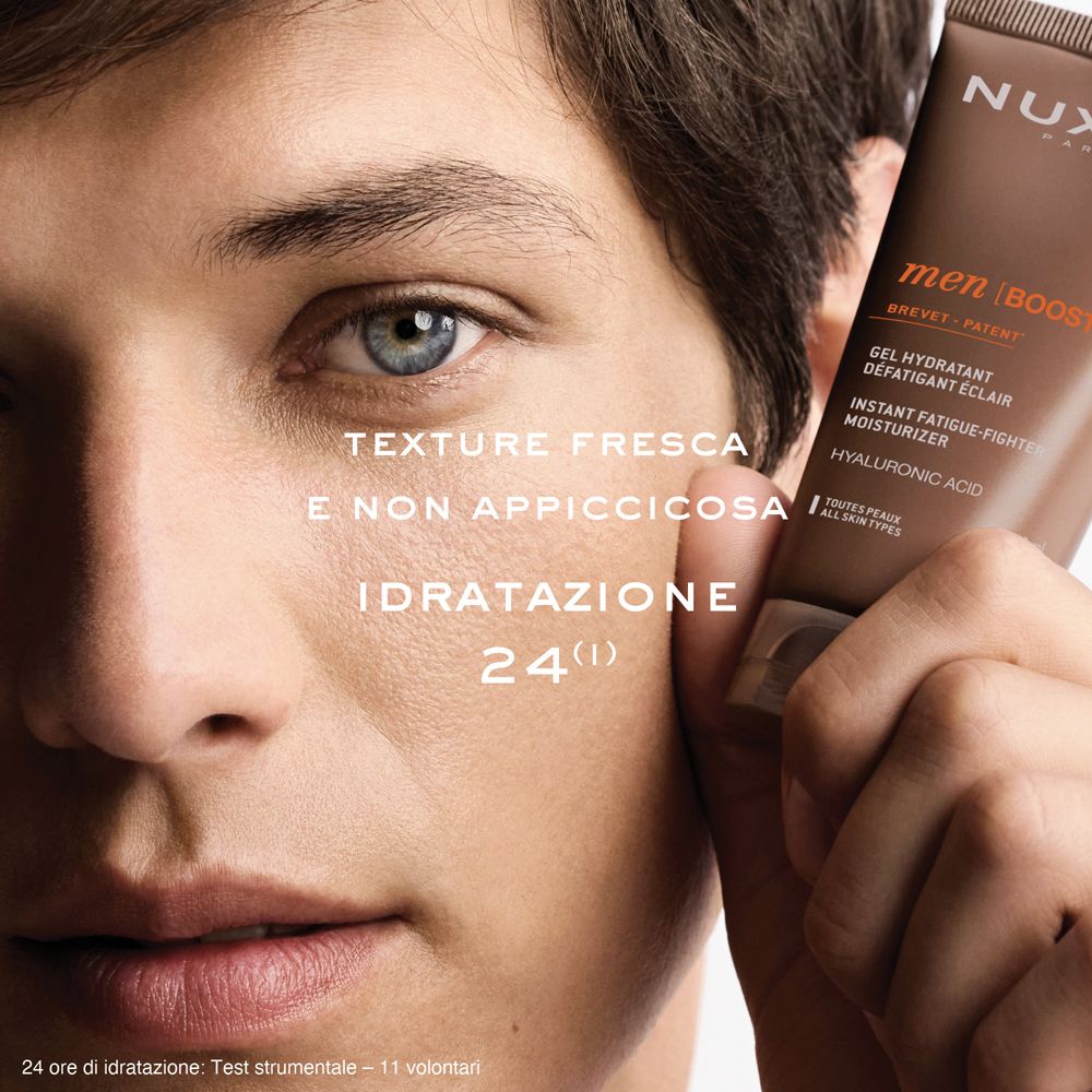 Primo piano di uomo con tubo Nuxe Men [BOOST]. Testo: Idratation 24(1).
