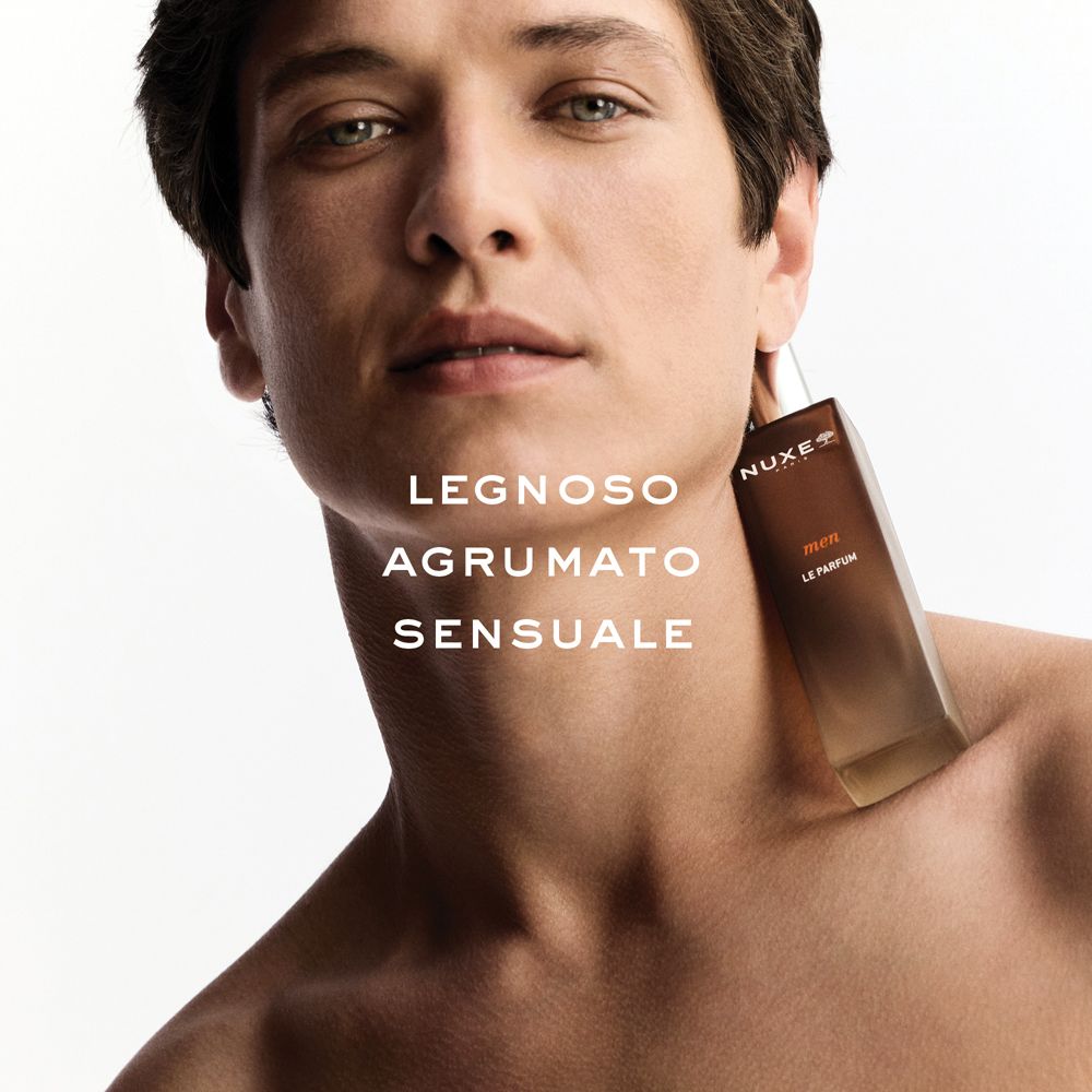 Uomo con flacone in vetro marrone al collo. Testo: LEGNOSO, AGRUMATO, SENSUALE.