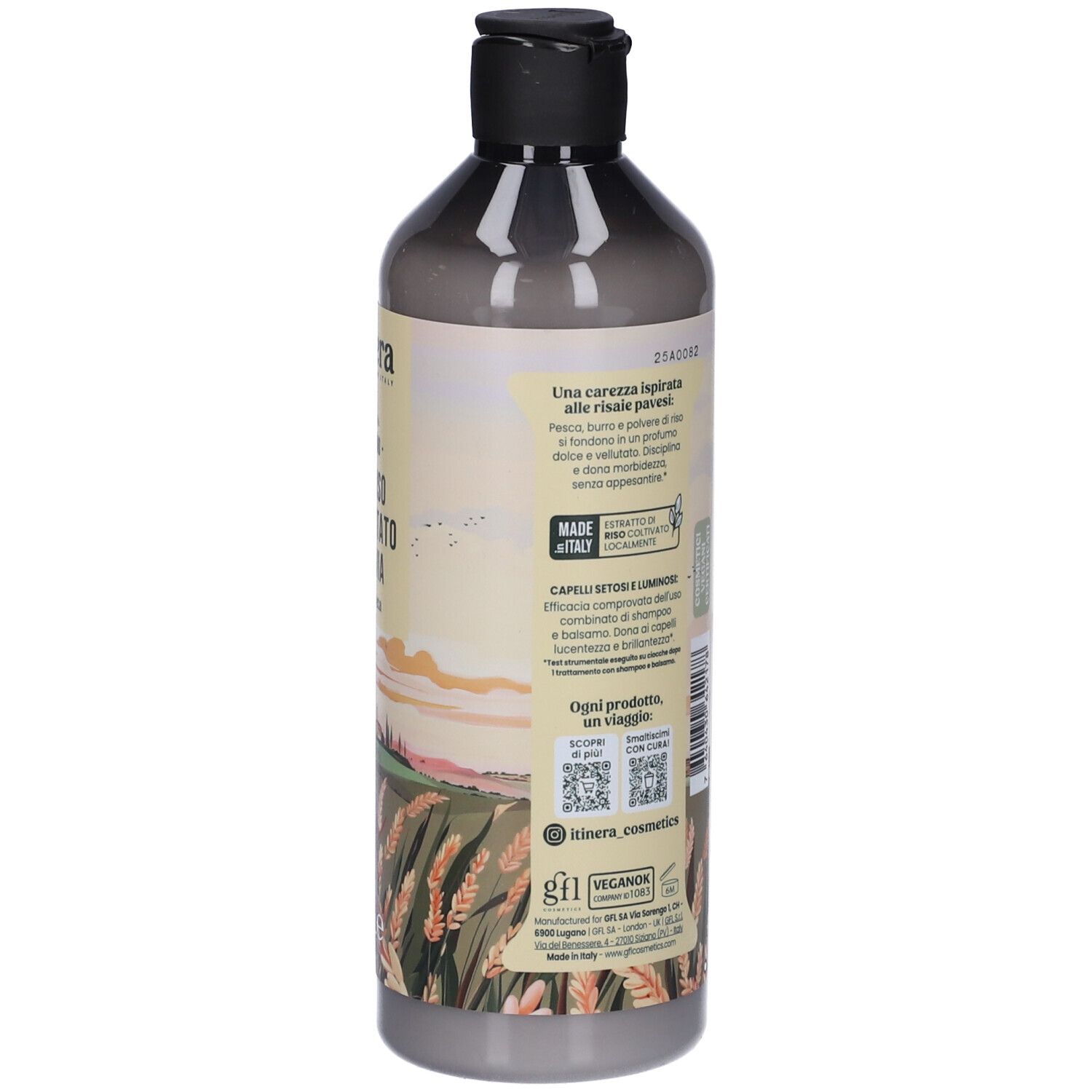 Flacone grigio con tappo nero. Etichetta con testo e paesaggio. Sigillo Made in Italy.