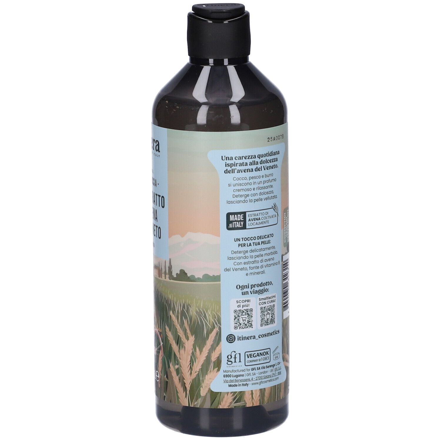 Flacone di bagnodoccia con tappo nero. Etichetta con testo e paesaggio. Made in Italy.