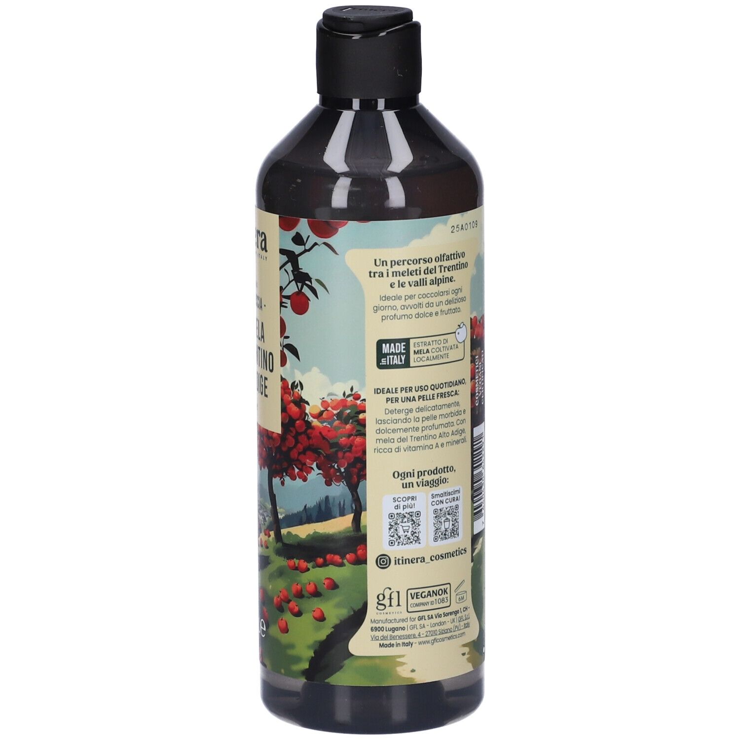 Flacone con tappo nero. Etichetta con paesaggio, mele e testo. Logo Made in Italy.