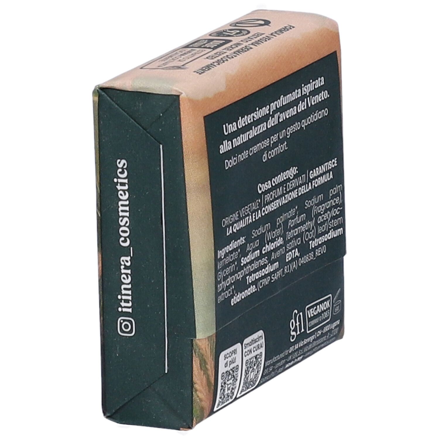 Confezione di sapone, obliqua. Retro con testo, logo vegano, codici QR e informazioni produttore.