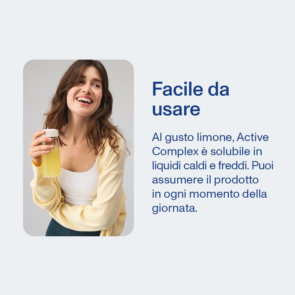 Donna tiene bevanda. Testo: Facile da usare. Active Complex è solubile in liquidi caldi e freddi. Può essere assunto in qualsiasi momento.