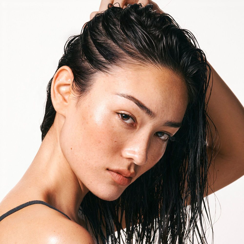 Ritratto di donna con capelli bagnati. Pelle lucida. Pelle chiara.