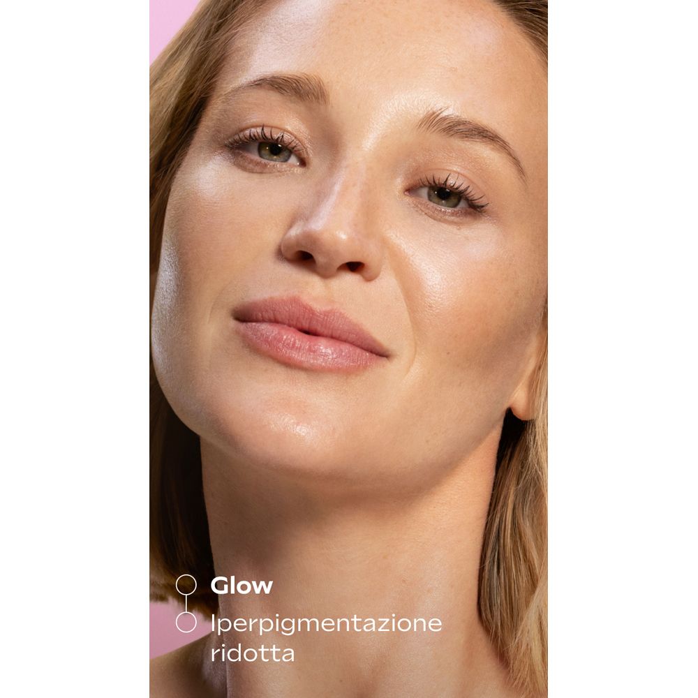 Donna con pelle. Testo: Glow, Iperigmentazione ridotta.