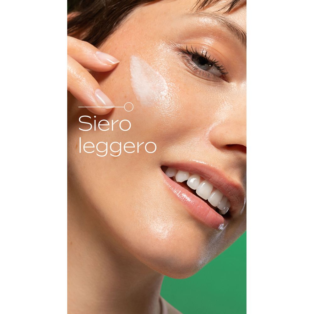 Primo piano di un viso. Siero sulla pelle. Testo: siero leggero. Sfondo verde.