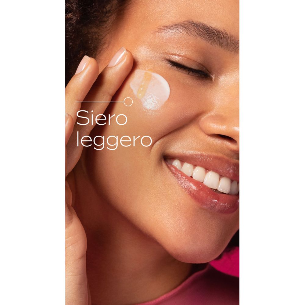 Donna che applica il siero. Testo: Siero leggero.