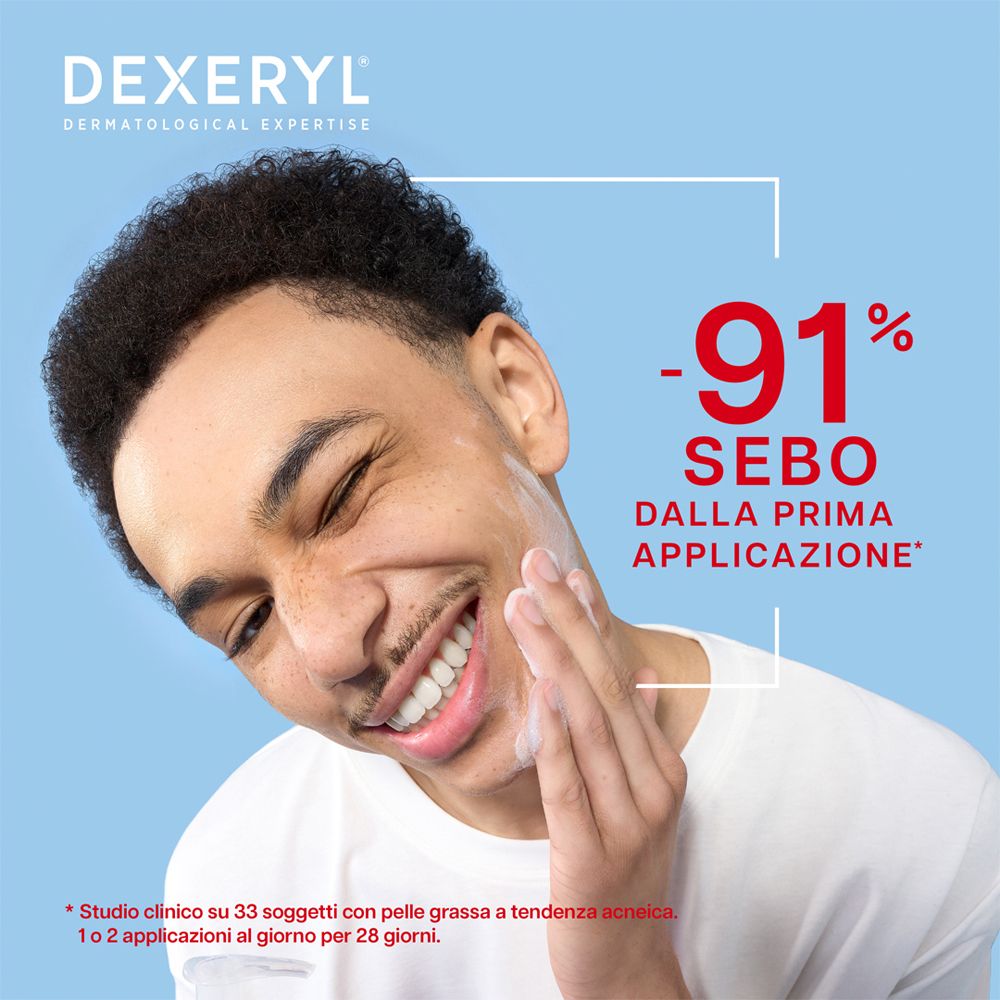 Uomo che si lava il viso con schiuma. Testo: -91% Sebum dalla prima applicazione.