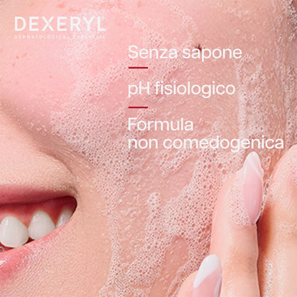 Primo piano di un viso con schiuma. Testo: Senza sapone, pH fisiologico, Formula non comedogenica.