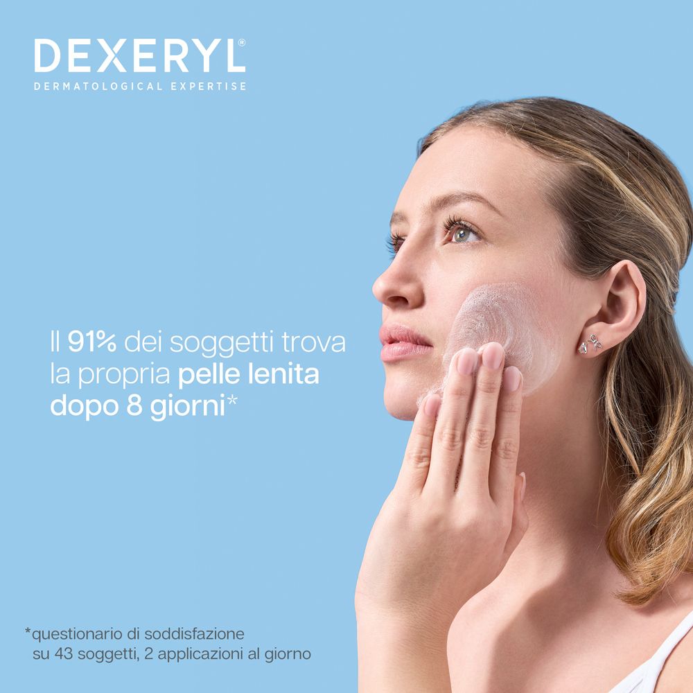 Donna che si lava il viso con schiuma. Testo: il 91% trova la pelle lenita dopo 8 giorni. Dexeryl Dermatological Expertise.