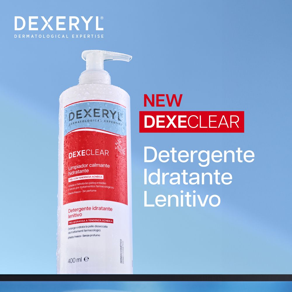 Flacone bianco con etichetta rossa. Scritte: DEXERYL, DEXECLEAR, Detergente idratante lenitivo. 400ml. Sfondo blu.