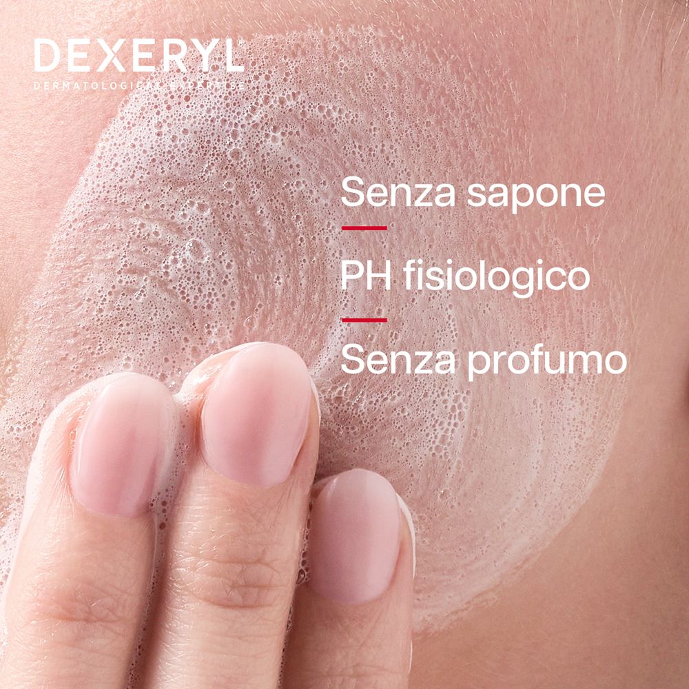 Primo piano della pelle con schiuma. Testo: Senza sapone, PH fisiologico, Senza profumo.
