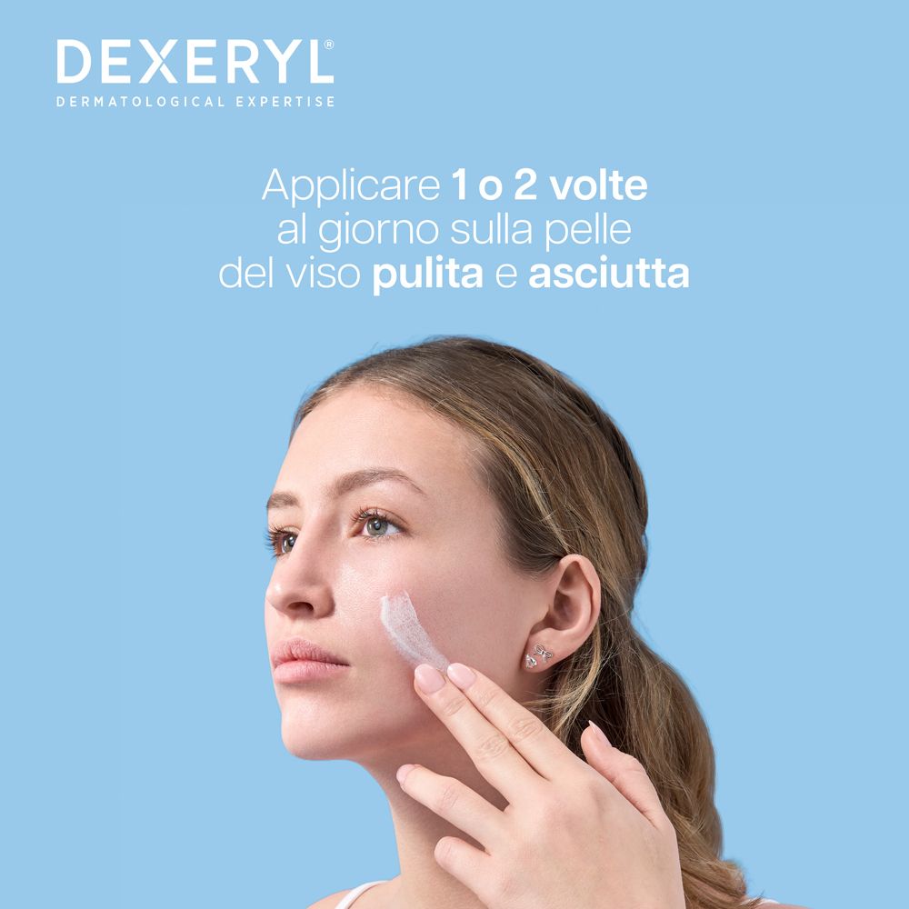 Donna che applica crema. Testo: Applicare 1 o 2 volte al giorno sulla pelle del viso pulita e asciutta.