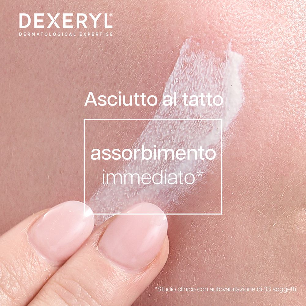 Primo piano della pelle con crema. Testo: Asciutto al tatto, assorbimento immediato.