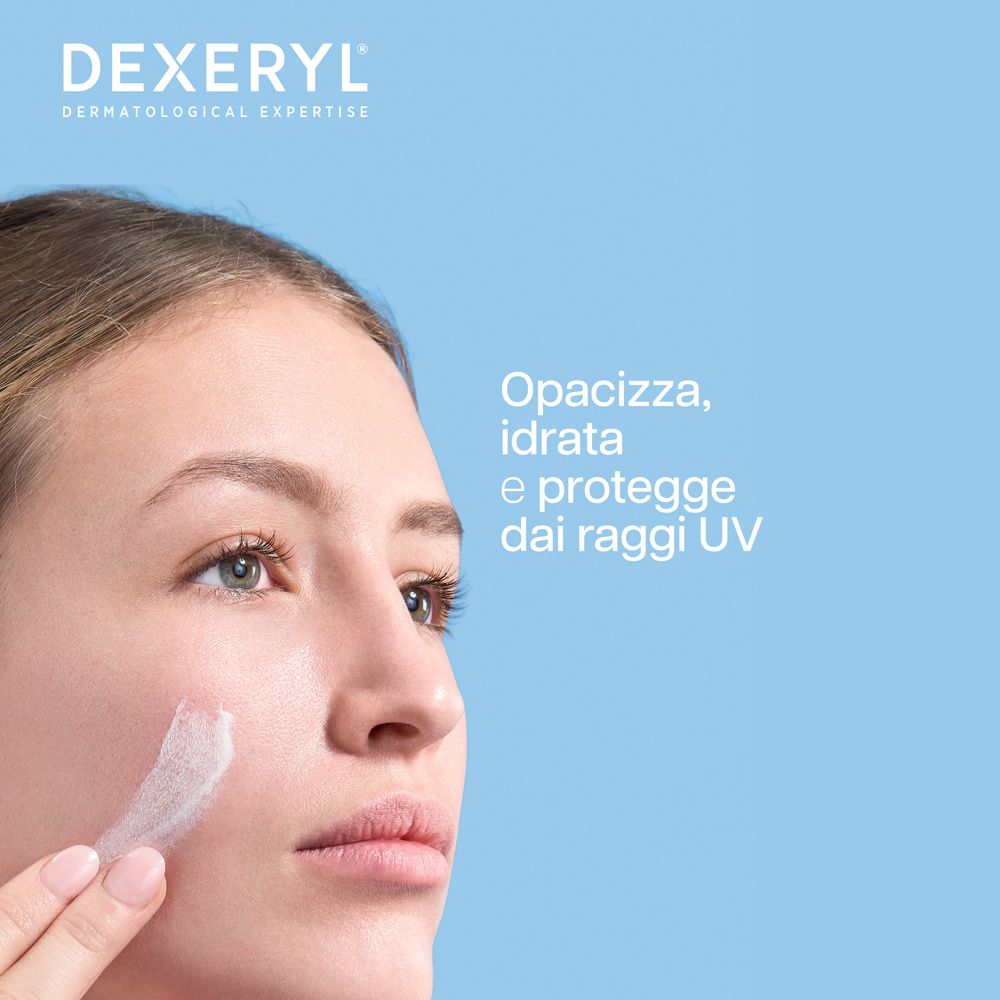 Donna che applica crema. Testo: Opacizza, idrata e protegge dai raggi UV.