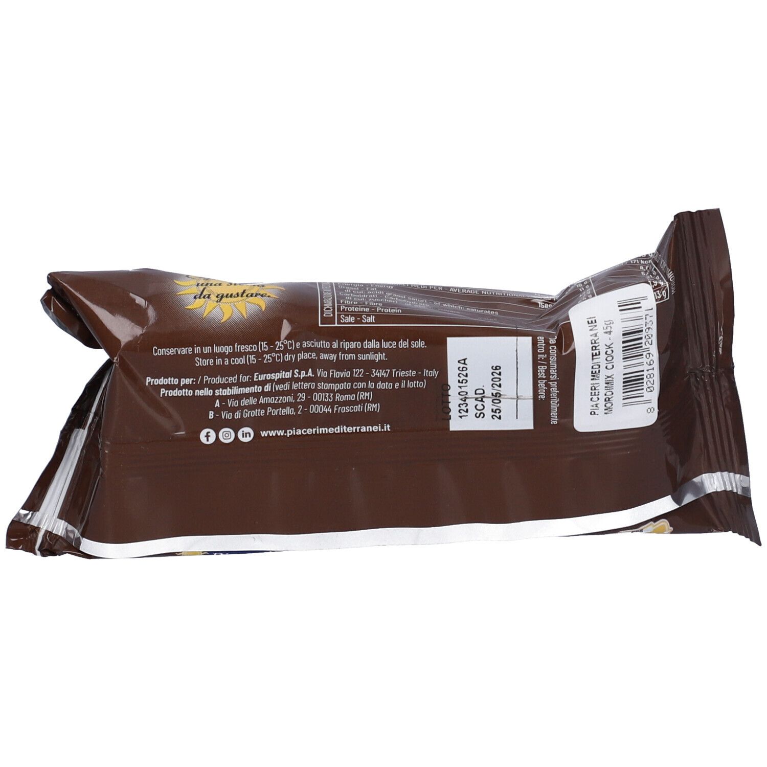 Retro della confezione della torta. Scritta: Piacere Mediterranei. Informazioni di conservazione e produttore. Codice a barre e data di scadenza.