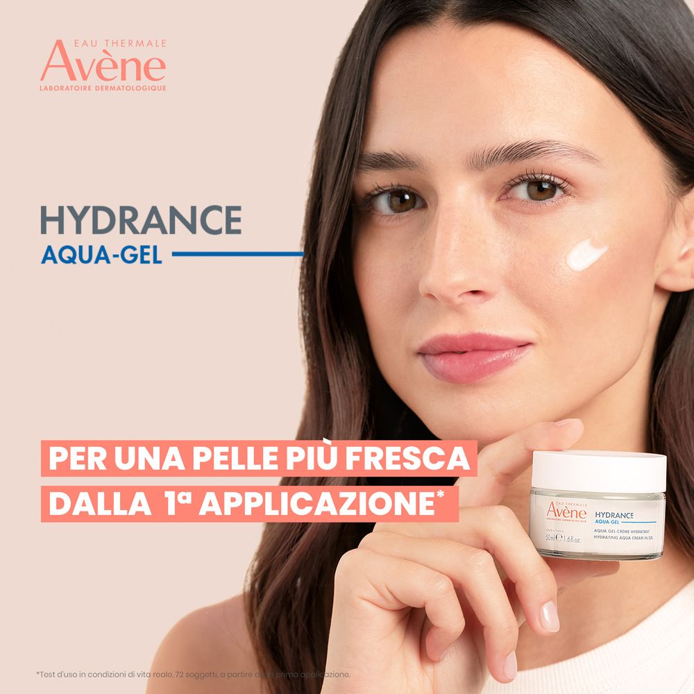 Donna con crema sulla guancia. In mano: Crema Avène Hydrance Aqua-Gel. Testo: Hydrance Aqua-Gel, 50ml.