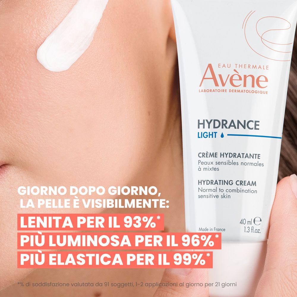 Crema applicata sulla pelle, accanto a un tubo Avene Hydrance.