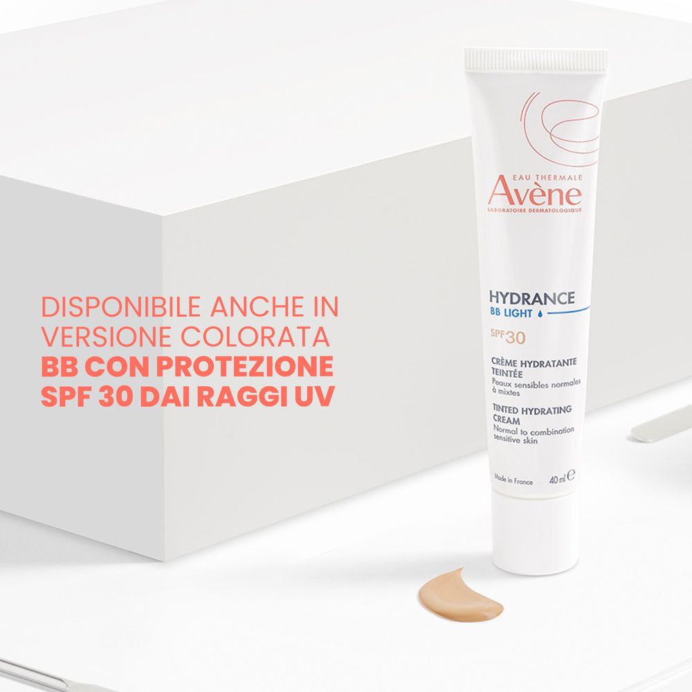 Tubo di crema idratante leggera Avene Hydrance con una macchia di crema colorata.