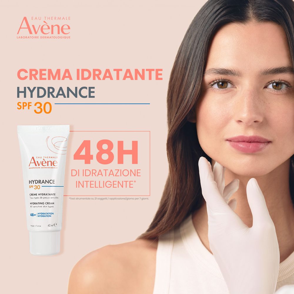 Donna con prodotto e testo: Crema Idratante Hydrance SPF30. 48H di idratazione intelligente. Avène.