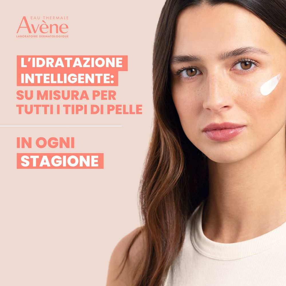 Donna con crema sulla pelle. Testo: L'idratazione intelligente: su misura per tutti i tipi di pelle. Avène.