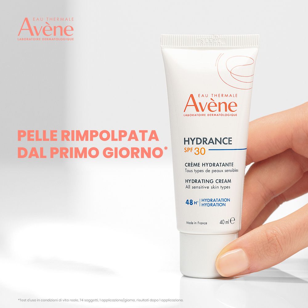 Mano che tiene il tubo Avène Hydrance SPF30. Testo: Pelle rimpolpata dal primo giorno. Crème hydratante.